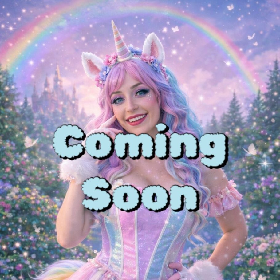 Ein lächelndes Mädchen im Einhornkostüm mit bunter Mähne vor einer regenbogenfarbenen Kulisse.