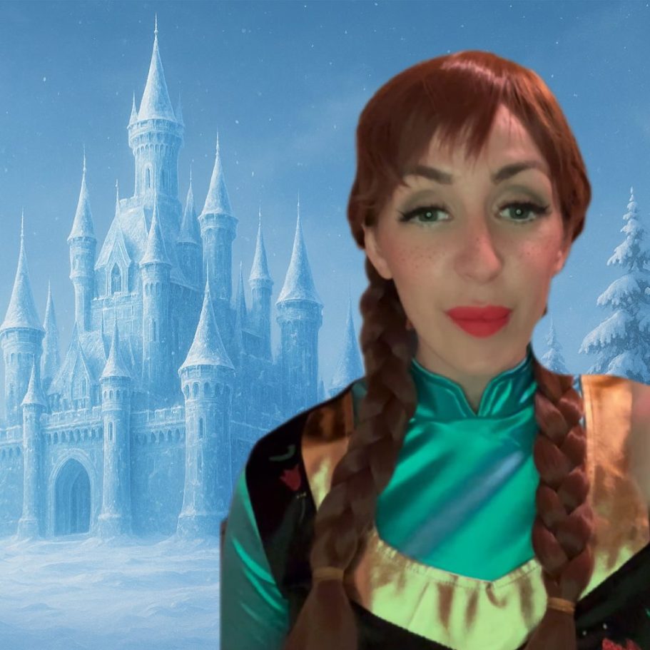 Frau mit Zöpfen in einem Kostüm vor einem märchenhaften Schloss im Eis.